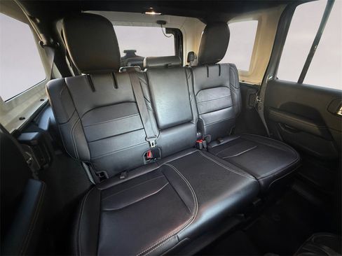 Used 2022 Jeep Wrangler Unlimited Sahara image 18