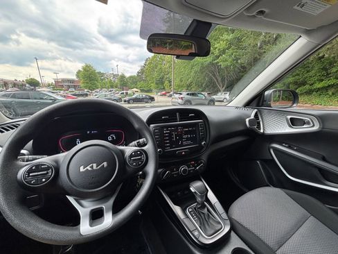 Used 2025 Kia Soul LX w/ LX Technology Package FWD image 32