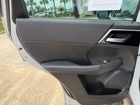 Used 2023 Mitsubishi Outlander SE FWD image 15