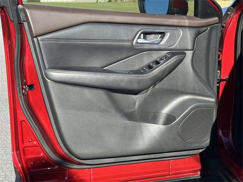 Used 2021 Nissan Rogue SV w/ Premium Package image 9