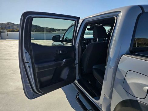 Used 2020 Toyota Tacoma TRD Off-Road w/ Technology Package AWD/4WD image 15
