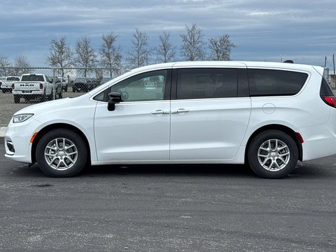 New 2026 Chrysler Pacifica Select image 6