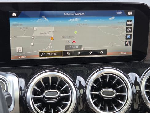 Used 2022 Mercedes-Benz GLB 250 4MATIC image 4