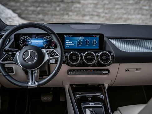 Used 2025 Mercedes-Benz GLA 250 4MATIC image 26