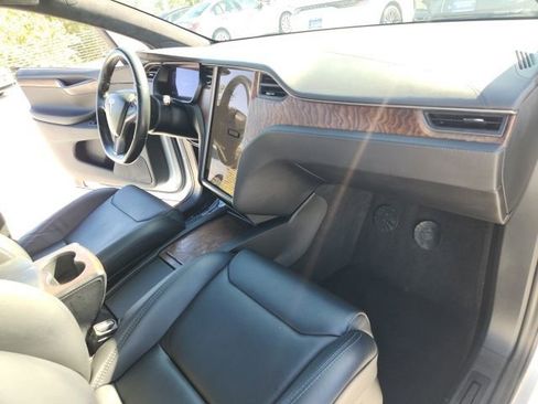 Used 2018 Tesla Model X 75D image 23