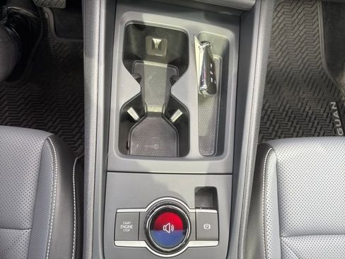 Used 2025 Volkswagen Tiguan SE w/ Panoramic Sunroof Package image 16