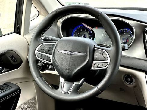 Used 2024 Chrysler Pacifica Touring-L FWD image 30
