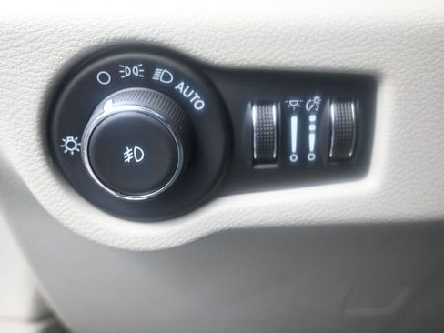 Used 2024 Chrysler Pacifica Touring-L image 12