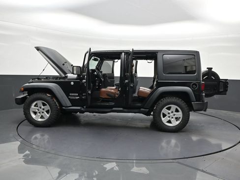 Used 2018 Jeep Wrangler Unlimited Sport S AWD/4WD image 33