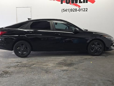 Used 2023 Hyundai Elantra Blue image 2