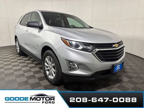 Used 2020 Chevrolet Equinox LS w/ LS Convenience Package FWD image 2