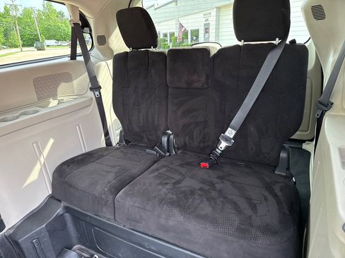 Used 2013 Dodge Grand Caravan SXT w/ UConnect Hands-Free Group FWD image 12