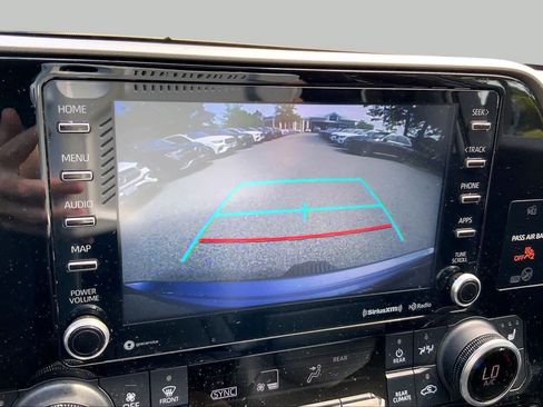Used 2021 Toyota Highlander XLE AWD/4WD image 29