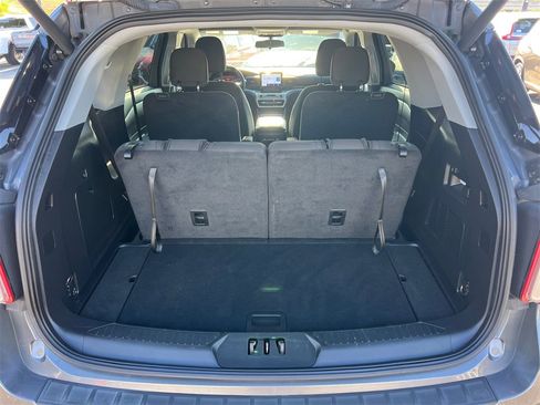 Used 2022 Ford Explorer XLT image 18