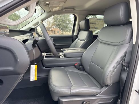 New 2026 Ford Expedition Active image 8