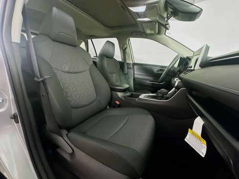 Used 2025 Toyota RAV4 XLE w/ Convenience Package FWD image 31