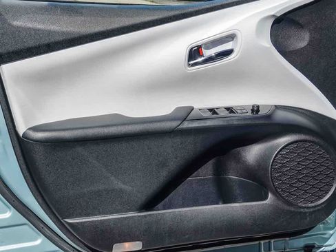 Used 2019 Toyota Prius LE image 18