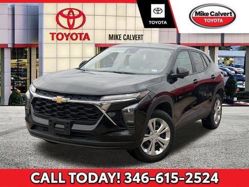 Used 2025 Chevrolet Trax LS FWD image 1