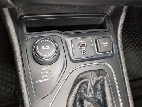 Used 2020 Jeep Cherokee Latitude Plus w/ Cold Weather Group AWD/4WD image 23
