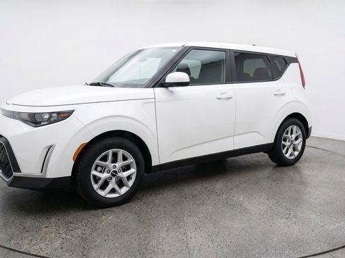 Used 2025 Kia Soul LX w/ LX Technology Package FWD image 3