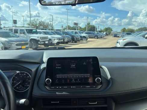 Used 2025 Nissan Rogue SV AWD/4WD image 16