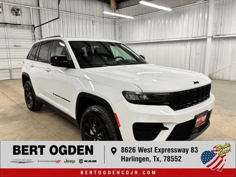 Used 2025 Jeep Grand Cherokee Altitude RWD image 1