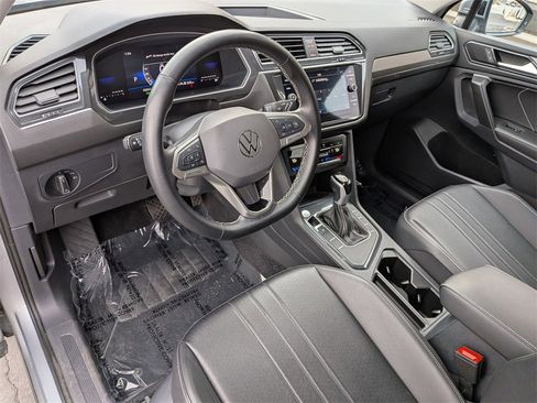 Used 2024 Volkswagen Tiguan SE image 14