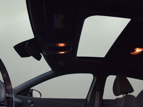 Used 2024 Hyundai Elantra SEL w/ Convenience Package image 9