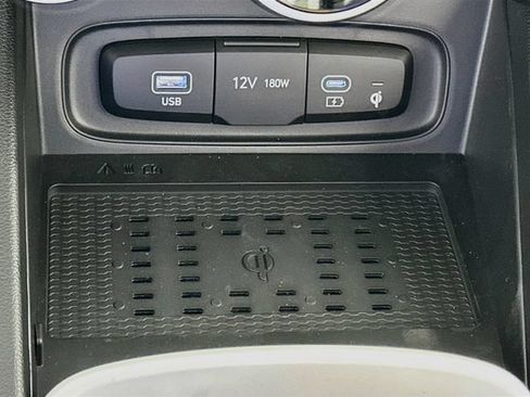 Used 2025 Hyundai Venue Limited FWD image 18