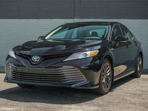 Used 2019 Toyota Camry XLE FWD image 1