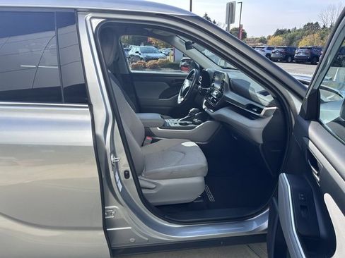 Used 2022 Toyota Highlander LE image 11