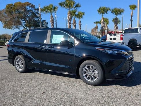 New 2026 Toyota Sienna XLE image 2