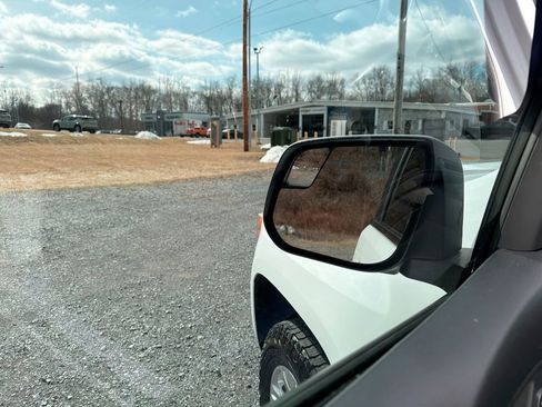 Used 2019 GMC Canyon SLE image 12