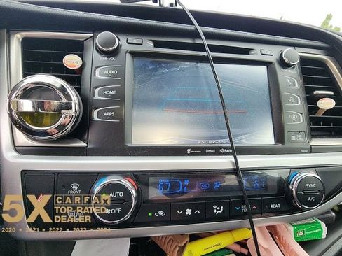 Used 2019 Toyota Highlander SE image 28