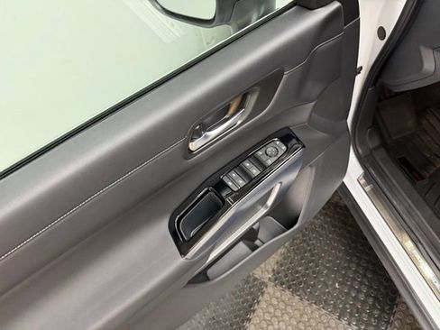 Used 2025 Nissan Pathfinder SL w/ Lighting Package (N92) image 17