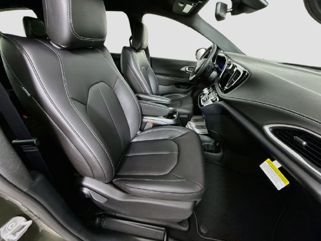 New 2027 Chrysler Pacifica Select AWD/4WD image 29