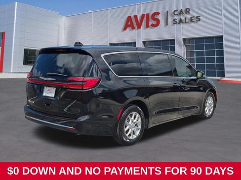 Used 2025 Chrysler Pacifica Select FWD image 5