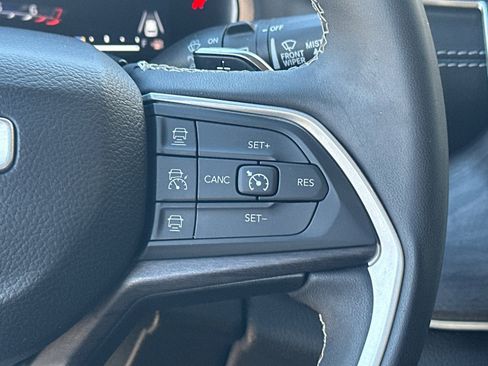 Used 2023 Jeep Grand Cherokee Limited image 29