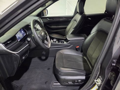 Used 2023 Jeep Grand Cherokee Altitude AWD/4WD image 14
