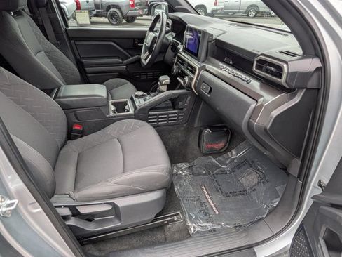 Used 2024 Toyota Tacoma SR5 w/ SR5 Upgrade Package AWD/4WD image 5