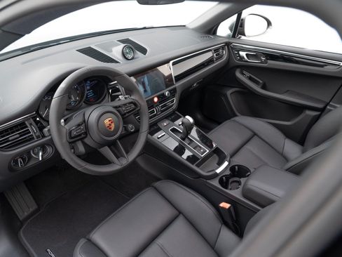 Certified 2026 Porsche Macan Turbo AWD/4WD image 4