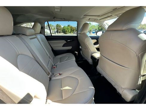 Used 2022 Toyota Highlander XLE image 19