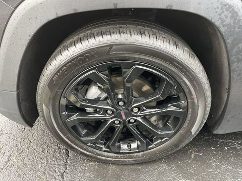 Used 2022 GMC Terrain SLE w/ Driver Convenience Package image 10