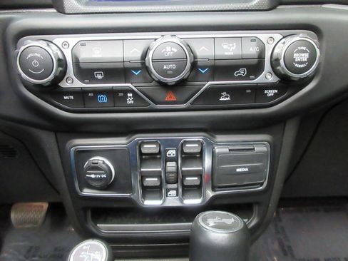 Used 2023 Jeep Wrangler Unlimited Sahara AWD/4WD image 36