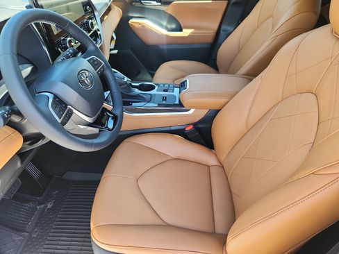 New 2026 Toyota Highlander Platinum AWD/4WD image 7