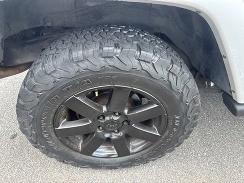 Used 2012 Jeep Wrangler Unlimited Sahara w/ Connectivity Group AWD/4WD image 9