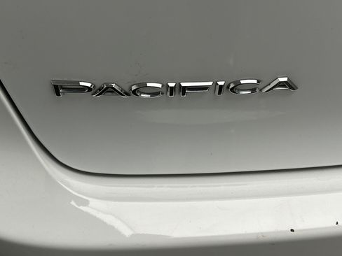 Used 2023 Chrysler Pacifica Touring-L FWD image 11