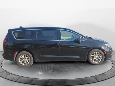 Used 2024 Chrysler Pacifica Touring-L FWD image 6