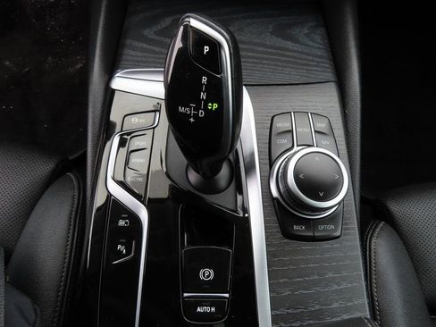 Used 2022 BMW 530e xDrive 530e iPerformance w/ Premium Package image 21