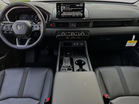 Certified 2025 Honda Pilot Touring image 15
